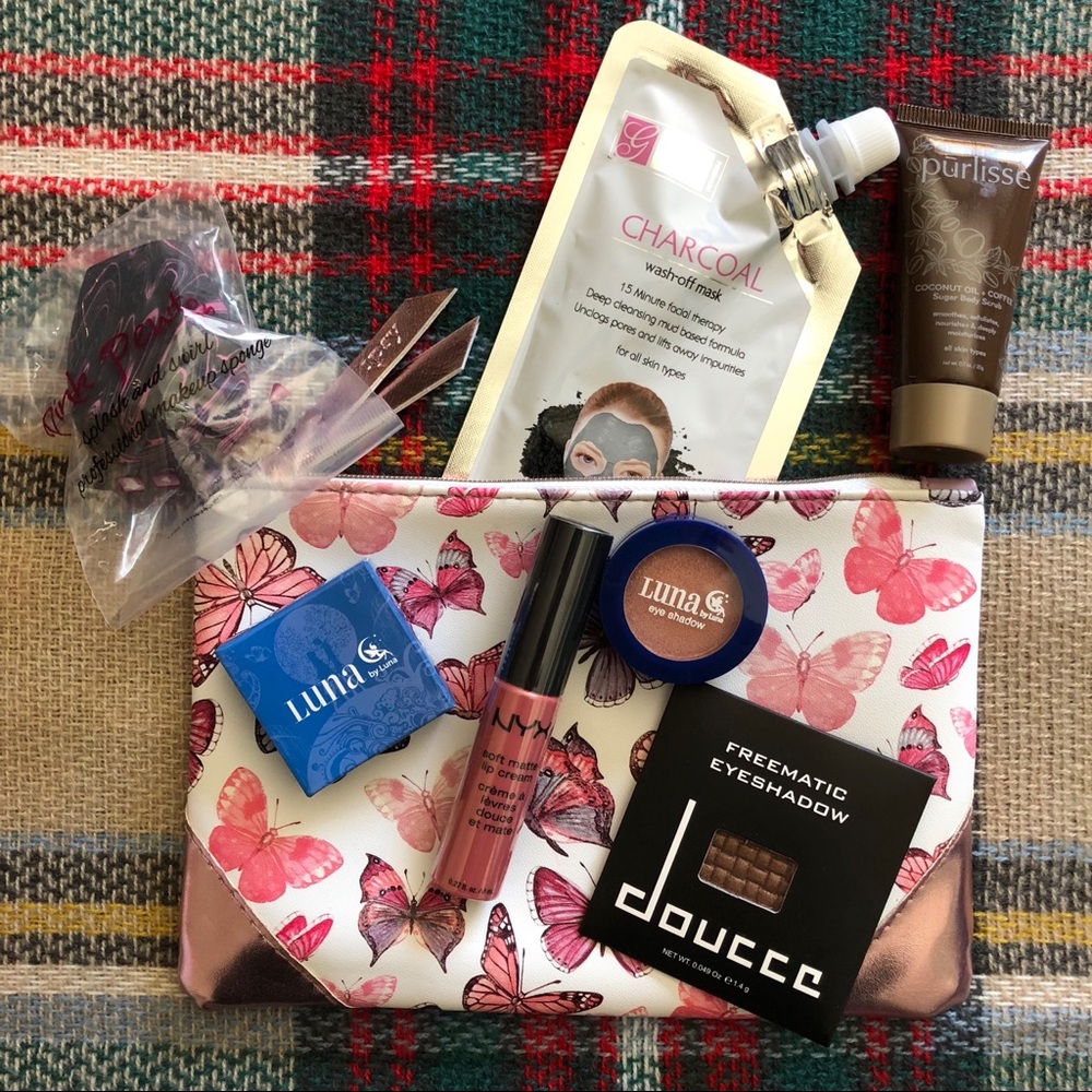 💄Makeup Bag w/ over $50 worth of products!
